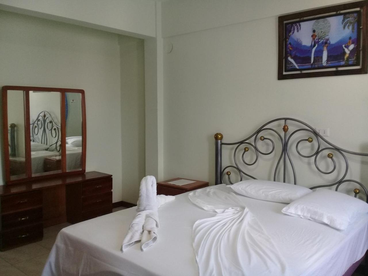 סנטה קרוז דה לה סיירה Hostal Ibiza מראה חיצוני תמונה