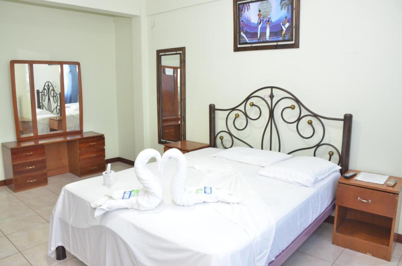 סנטה קרוז דה לה סיירה Hostal Ibiza מראה חיצוני תמונה