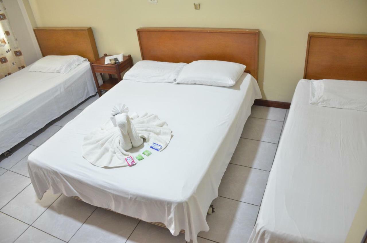 סנטה קרוז דה לה סיירה Hostal Ibiza מראה חיצוני תמונה